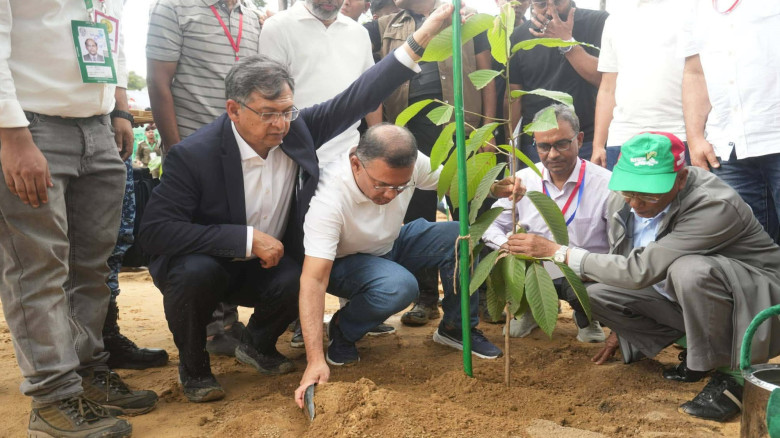 প্রধানমন্ত্রীর হাত ধরে শুরু হলো দেশব্যাপী ২৫ কোটি ...