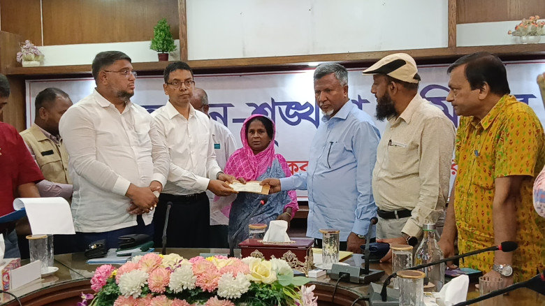 সড়ক দুর্ঘটনায় নিহত ও আহত ২১ পরিবার পেলেন ৭৭ লাখ টা...
