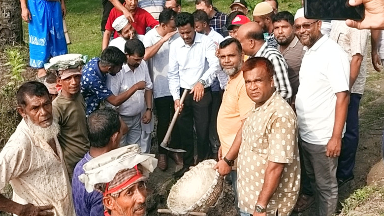 নেছারাবাদে বিসিক খাল পুনঃখনন কাজের শুভ উদ্বোধন করল...