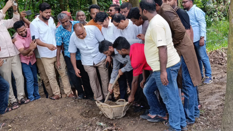 পরশুরামে ভেদা  খাল পুনঃ খনন কাজ উদ্বোধন করলেন এমপি...