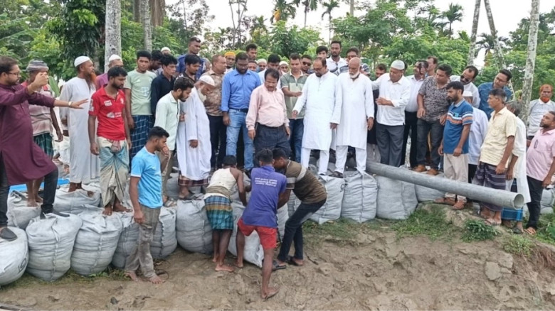 নদীভাঙন রোধে জিও ব্যাগ ফেলে কাজের উদ্ভোধন করলেন এম...