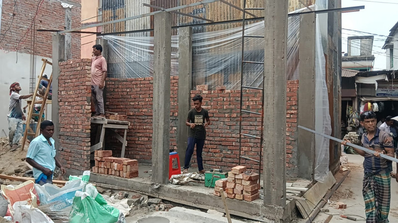 নেছারাবাদে অনুমতি ছাড়াই সরকারি খাস জমিতে ভবন নির্ম...