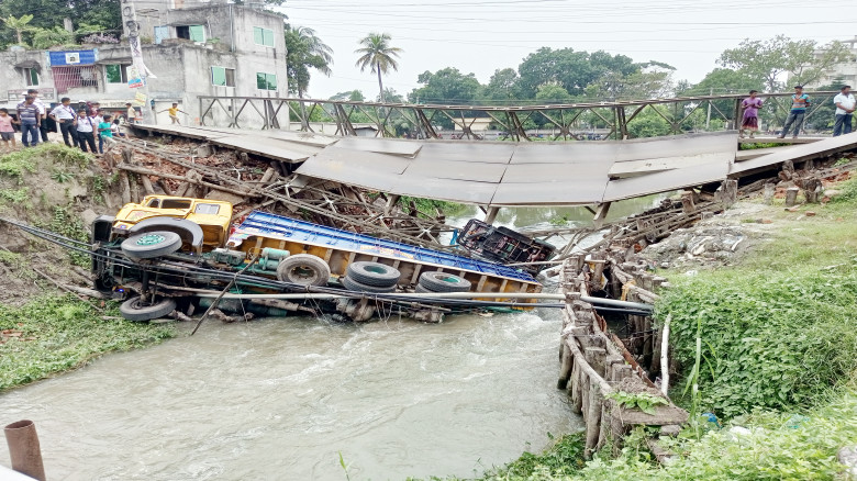 গোপালগঞ্জে বেইলী ব্রীজ ভেঙ্গে ট্রাক ইজিবাইক ও বাই-...