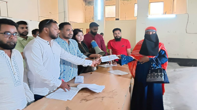 প্রধানমন্ত্রীর ত্রাণ তহবিলের অর্থ পেল পূর্বধলার ৩১...