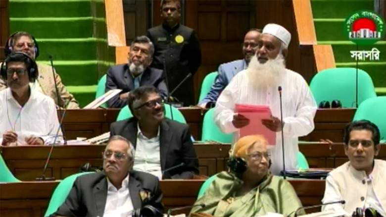 নারী এমপিদের পোশাক নিয়ে মনিরুল হকের ‘আপত্তিকর’ বক্...