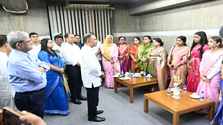 প্রধানমন্ত্রীর সঙ্গে সাক্ষাৎ করেন মায়ের ডাকের সদস্...