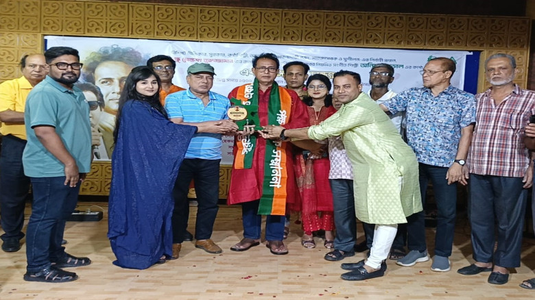 গীতিকার ও সুরকার উপকূলবন্ধু মোস্তফা নূরুজ্জামানকে ...