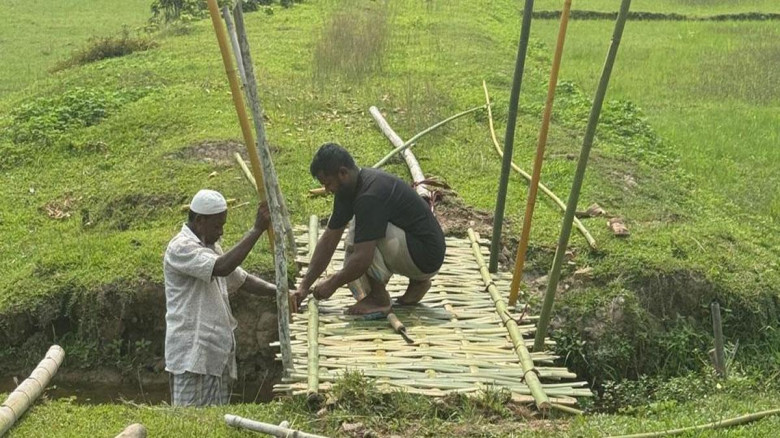 রাঙ্গুনিয়ায় সড়ক ভেঙে দুর্ভোগে হাজারো মানুষ ,ভরসা ...