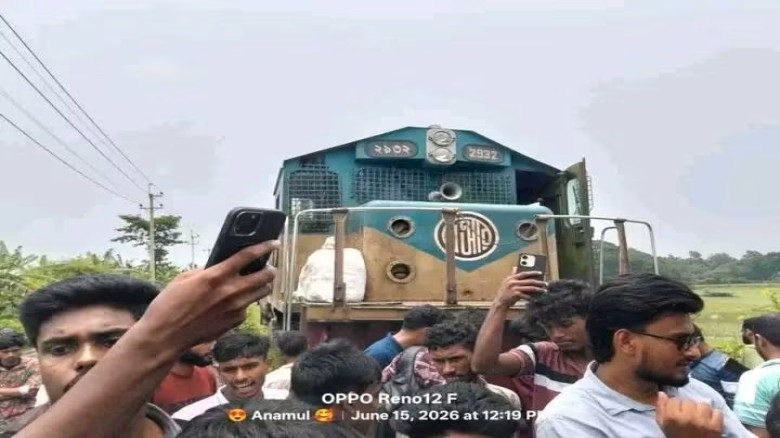 গফরগাঁওয়ে ট্রেনের কাপলার ভেঙে ঢাকা -ময়মনসিংহ রেল...