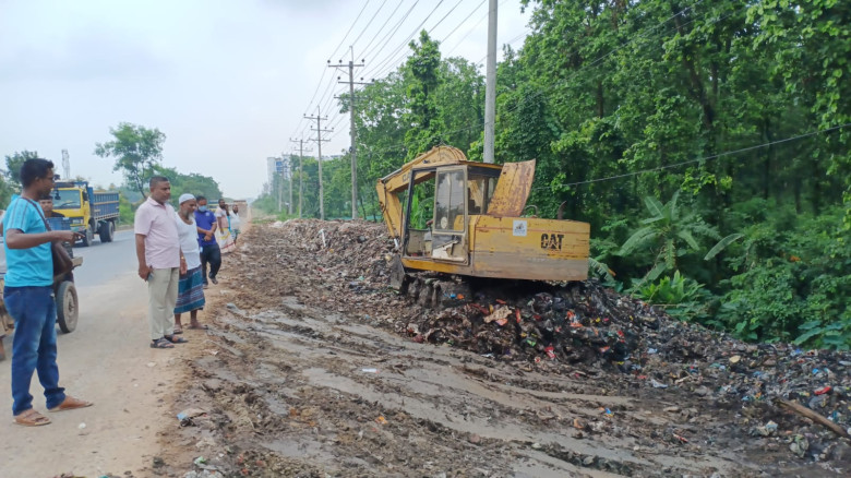 প্রধানমন্ত্রীর নির্দেশে গাজীপুরে মহাসড়কের ময়লার ভা...