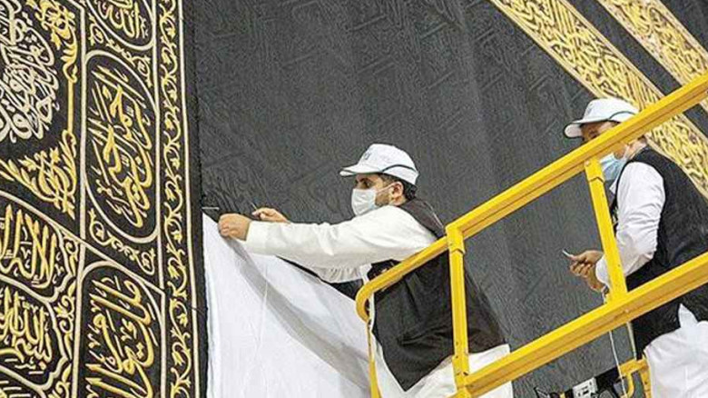 নতুন গিলাফে সজ্জিত হলো পবিত্র কাবা...