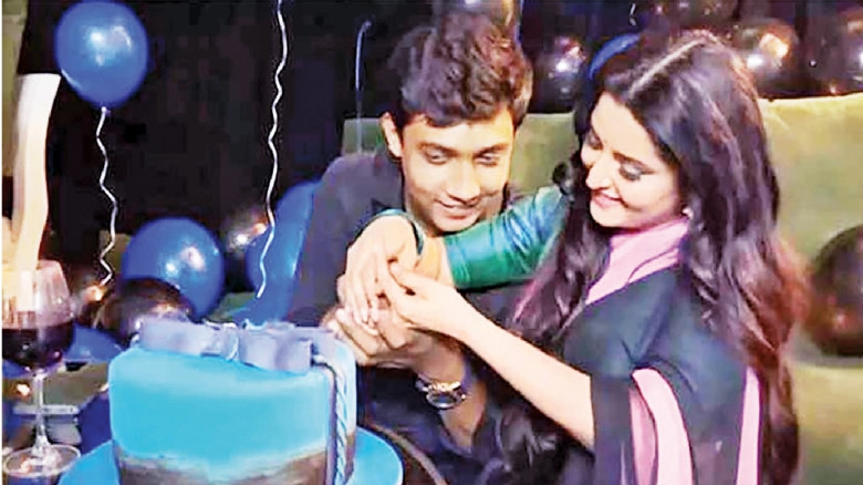 পরীমণির সঙ্গে ঘনিষ্ঠতা: বাধ্যতামূলক অবসরে পাঠানো হ...
