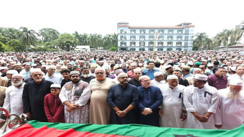 নেছারাবাদে বিএনপি নেতা ওয়াহিদুজ্জামানের জানাজায় হা...