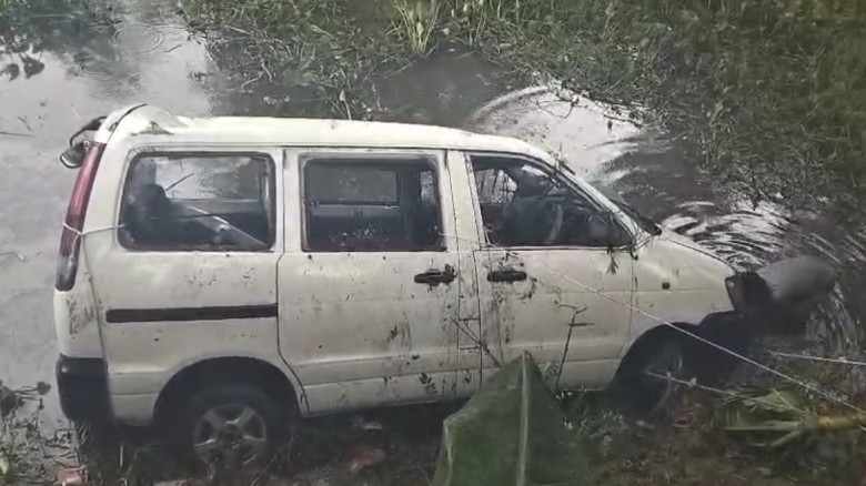 মুন্সীগঞ্জে মাইক্রোবাস খালে পড়ে নারী নিহত, আহত ৯...