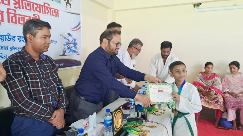 চাঁদপুরে আন্তক্লাব কারাতে প্রতিযোগিতায় পুরস্কার পে...