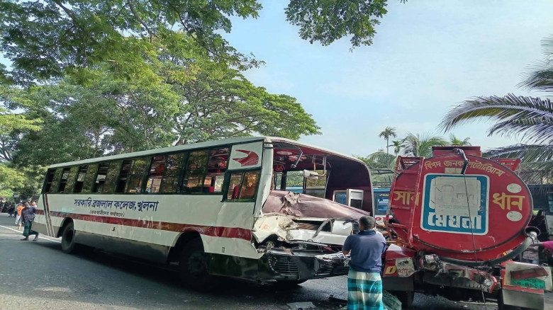 খুলনায় দুই বাস ও তেলবাহী ট্রাকের ত্রিমুখী সংঘর্ষে ...