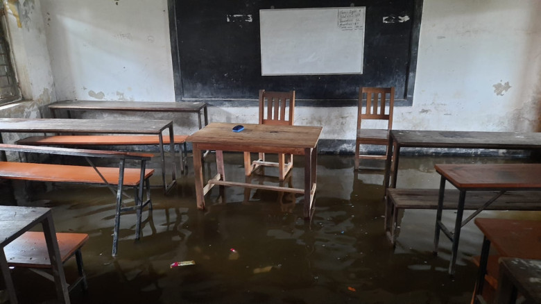 বর্ষার পানিতে তলিয়ে গেছে বিদ্যালয়, পাঠদান বন্ধ...