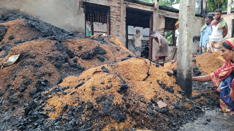 মোহনগঞ্জে গভীর রাতে আগুনে কৃষকের ৩০০ মণ ধানসহ বাংল...