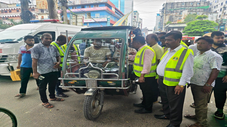 রাজশাহী নগরীতে অটোরিকশার ভাড়া তদারকিতে মাঠে রাসিকে...