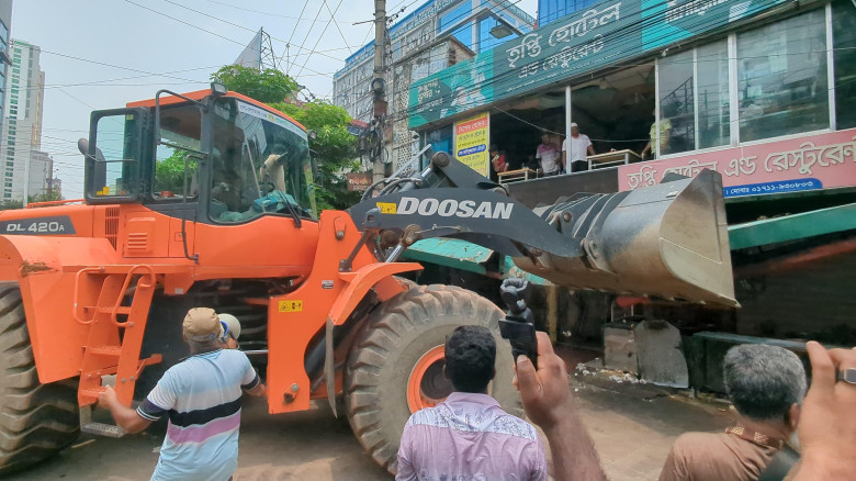 ফুটপাত দখল ও অবৈধ পার্কিংয়ের বিরুদ্ধে রাজশাহীতে সা...