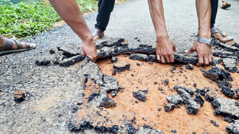 কুলাউড়ায় রাস্তার কাজে ব্যাপক অনিয়মের অভিযোগ...