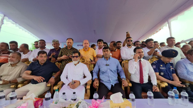 রূপগঞ্জে বালু নদীর ওপর দুই অসমাপ্ত সেতু পরিদর্শনে ...