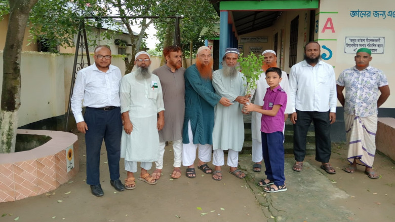 জায়েদা  স্কুলে  তুলসী গাছের চারা বিতরণ...
