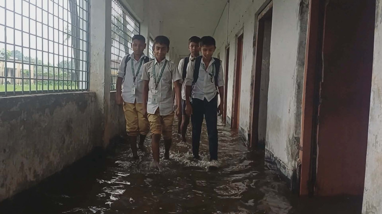 লালপুরে হাঁটু পানিতে ডুবে শ্রেণিকক্ষ, ক্লাস বন্ধ; ...