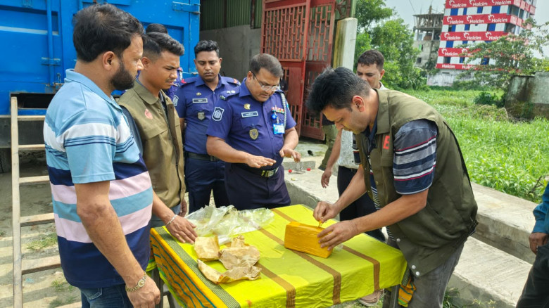 কুমিল্লায় কাভার্ডভ্যানে লুকিয়ে পাচার, ১ লাখ ৬০ হাজ...