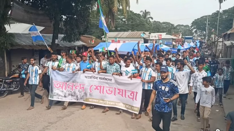 কেন্দুয়ায় ৩০০ ফুট লম্বা আর্জেন্টাইন পতাকা নিয়ে  পথ...