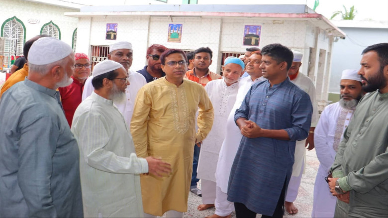 বন্দরে ঐতিহাসিক কদম রসুল দরগাহ পরিদর্শনে ডিসি রায়হ...