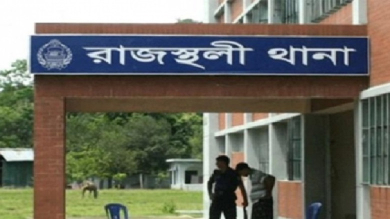 থানার গাছে জাম  পাড়তে উঠে পড়ে  আহত  পুলিশ সদস্য...