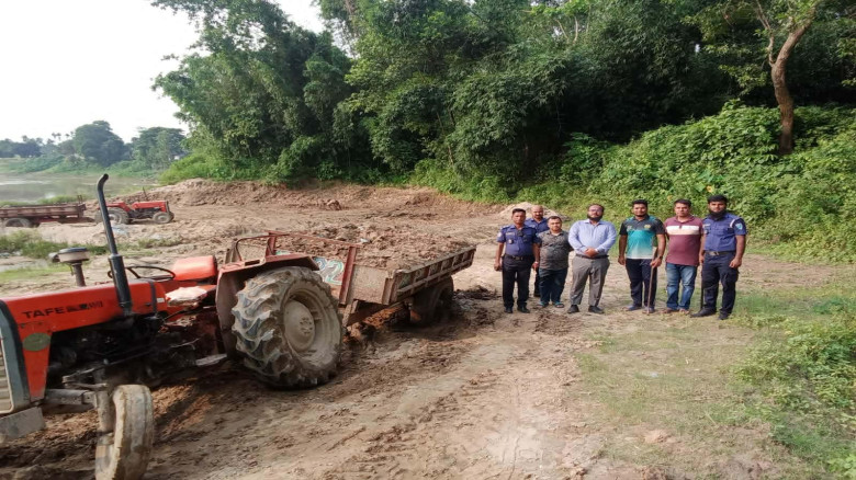 চুনারুঘাটে অবৈধভাবে বালু উত্তোলন করায় ৭৫ হাজার টা...