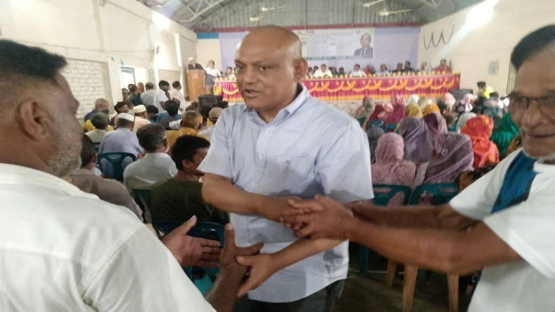 ঐক্যের বার্তা নিয়ে মাঠে ব্যারিষ্টার কামরুজ্জামান জ...