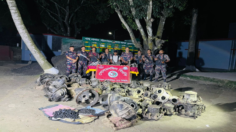 চাঁপাইনবাবগঞ্জ সীমান্তে আসামীসহ ভারতীয় ট্রাকের যন্...