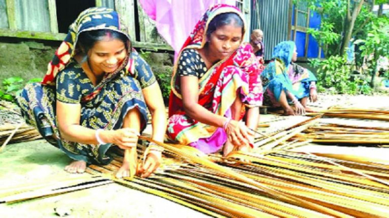 হোগলা পাতায় ভাগ্য বদলের সংগ্রাম লালমোহনের  শত নারী...