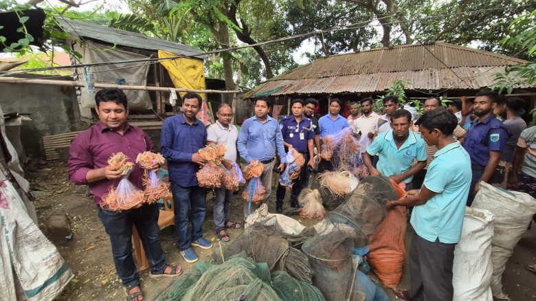 সিংড়ায় ২০ লাখ টাকার চায়না জাল জব্দঃ ২ ব্যক্তিকে জর...