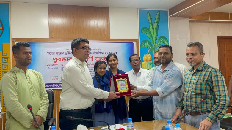 মনোহরদীতে দুর্নীতি বিরোধী বিতর্ক প্রতিযোগিতা অনুষ্...