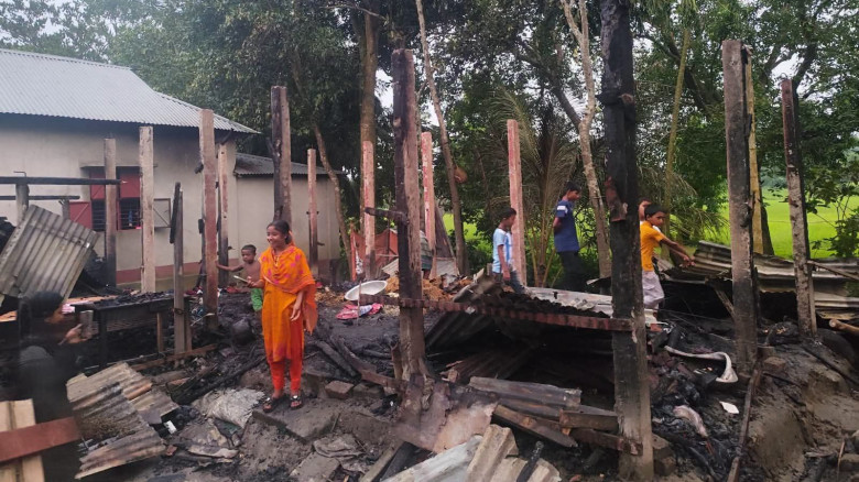 হোসেনপুরে মাদকের টাকা না পেয়ে স্ত্রীকে ঘরে আটকে আগ...