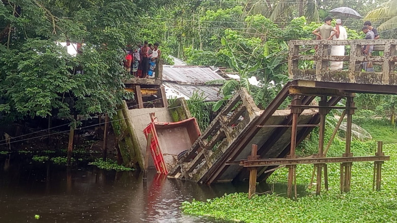 ভোলায় ব্রিজ ভেঙে  ট্রাক খালে পড়ে নিহত ১...