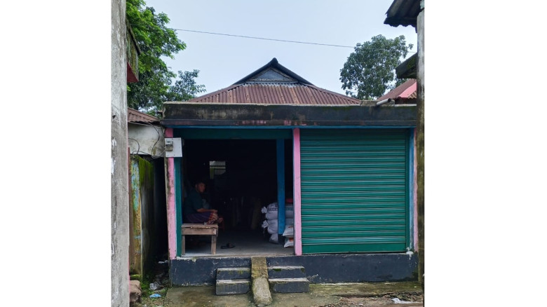 ‘ধর্মপাশার বাদশাগঞ্জ বাজারে সরকারি জায়গাসহ ঘর বিক্...