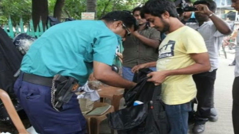 নারায়ণগঞ্জে নাশকের এড়াতে আওয়ামী লীগের ১৭ নেতাকর...