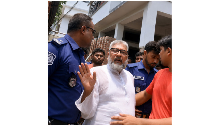 কালীগঞ্জে আ'লীগ নেতার বাড়িতে পুলিশের অভিযান, স্বজন...