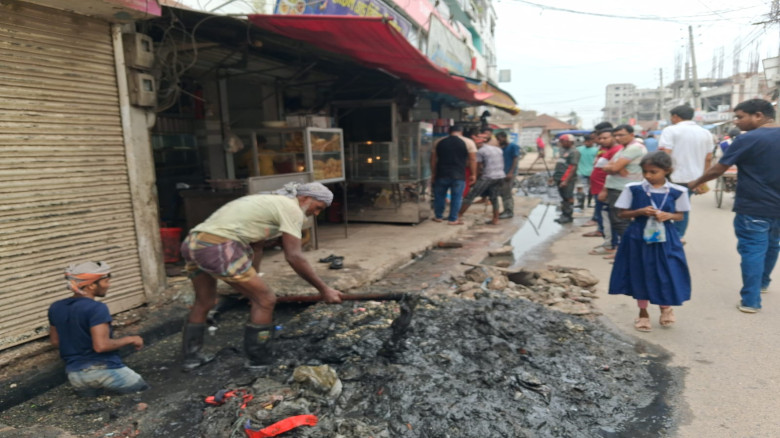 পাংশা বাজারের পানি নিস্কাশনে ড্রেন পরিস্কার অভিযান...