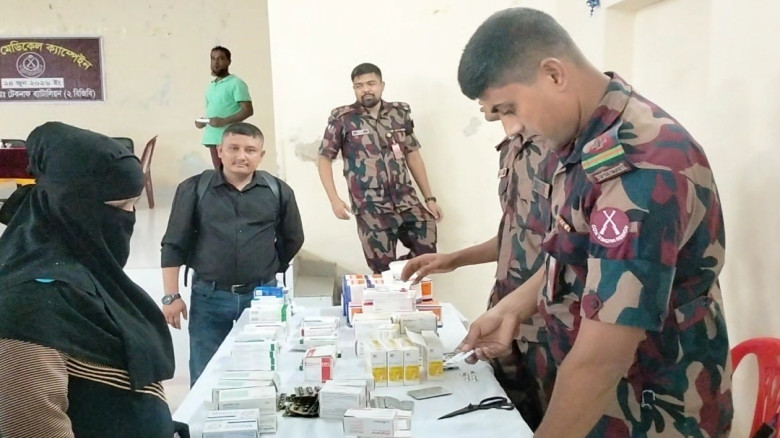 টেকনাফ পৌরসভার পুরান পল্লান পাড়ায় অসহায় মানুষের ম...
