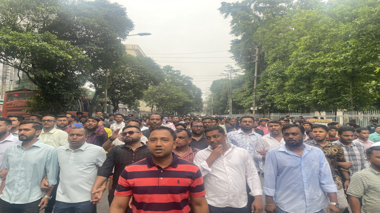 শাহবাগে নিষিদ্ধ ঘোষিত ছাত্রলীগ ও আওয়ামী লীগের অপতৎ...