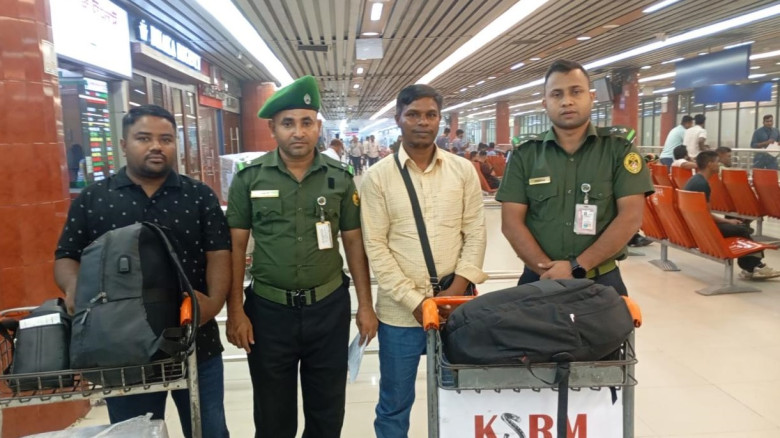 শাহজালাল বিমানবন্দরে আনসার সদস্যরা উদ্ধার করলো প্র...