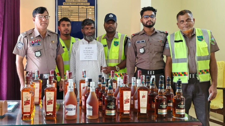 সিএনজিতে অভিনব কায়দায় বিদেশী মাদক পাচারকালে নেত্রক...