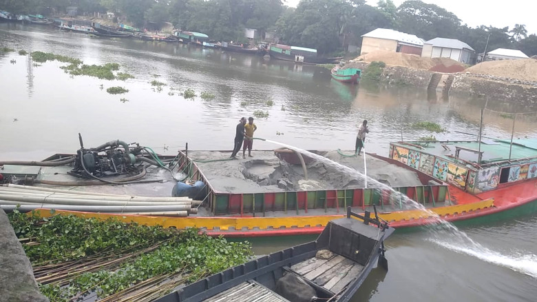 বাজিতপুর কুলিয়ারচর ও নিকলীতে অবাধে স্টীল বডি নৌকা ...