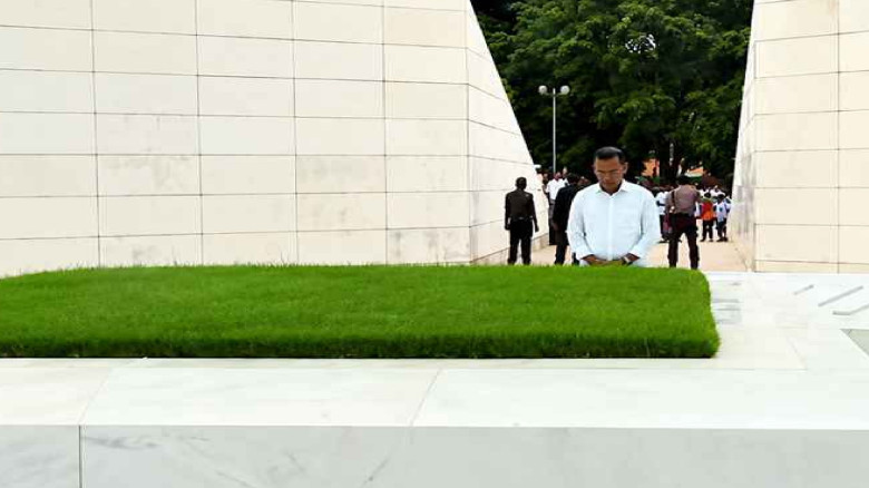 বিদেশ সফর শেষে বাবা-মায়ের কবর জিয়ারত করলেন প্রধানম...